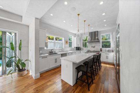 Casa en venta en Miami, Florida, 4 dormitorios, 308.9 m2 № 2070848 - foto 17