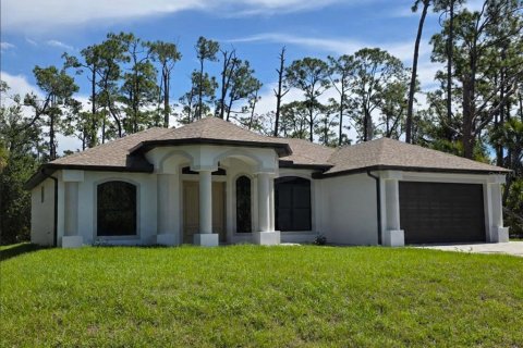 House in Port Charlotte, Florida 3 bedrooms, 138.15 sq.m. № 2127864