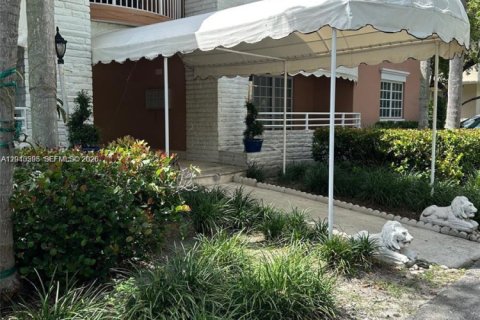 Condo in Bal Harbour, Florida, 2 bedrooms № 2076265