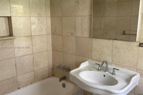 Condo in Bal Harbour, Florida, 2 bedrooms № 2076265 - photo 10