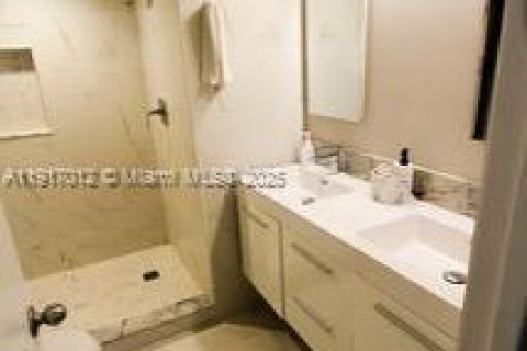 Condo in Naples, Florida, 2 bedrooms  № 1973929 - photo 9