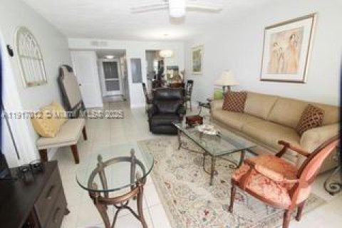 Condo in Naples, Florida, 2 bedrooms  № 1973929 - photo 12