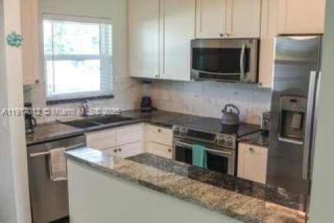 Condo in Naples, Florida, 2 bedrooms  № 1973929 - photo 1