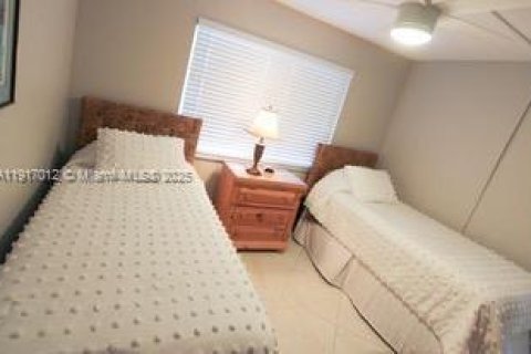 Condo in Naples, Florida, 2 bedrooms  № 1973929 - photo 5