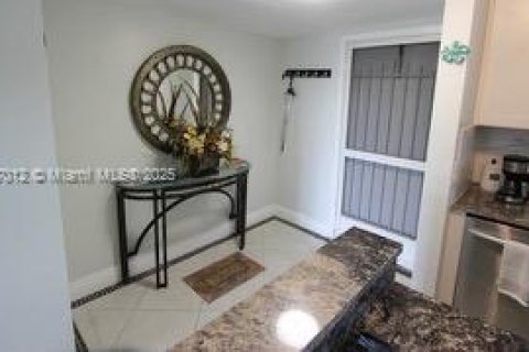 Condo in Naples, Florida, 2 bedrooms  № 1973929 - photo 2