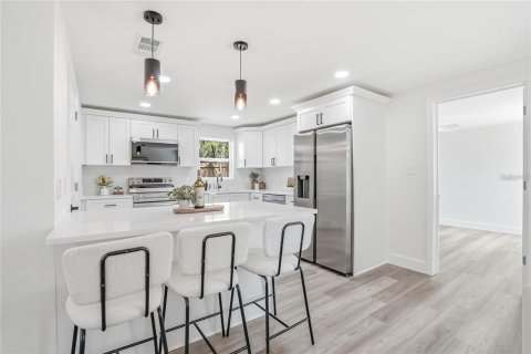 House in Tarpon Springs, Florida 4 bedrooms, 121.7 sq.m. № 2209670 - photo 6