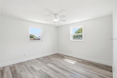 House in Tarpon Springs, Florida 4 bedrooms, 121.7 sq.m. № 2209670 - photo 10