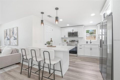 House in Tarpon Springs, Florida 4 bedrooms, 121.7 sq.m. № 2209670 - photo 7