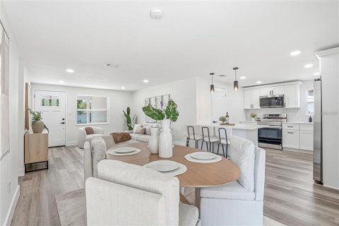 House in Tarpon Springs, Florida 4 bedrooms, 121.7 sq.m. № 2209670 - photo 5