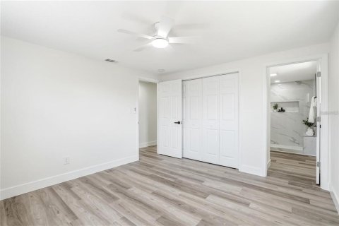 House in Tarpon Springs, Florida 4 bedrooms, 121.7 sq.m. № 2209670 - photo 11