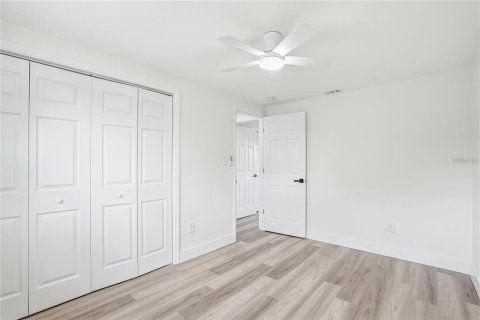 House in Tarpon Springs, Florida 4 bedrooms, 121.7 sq.m. № 2209670 - photo 15