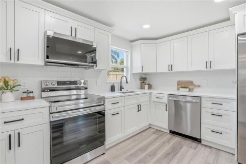 House in Tarpon Springs, Florida 4 bedrooms, 121.7 sq.m. № 2209670 - photo 8