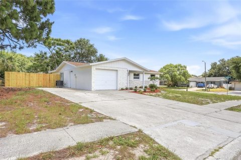 House in Tarpon Springs, Florida 4 bedrooms, 121.7 sq.m. № 2209670 - photo 25