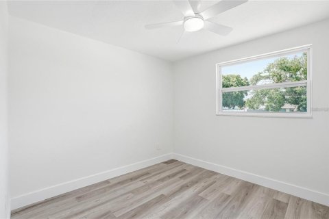 House in Tarpon Springs, Florida 4 bedrooms, 121.7 sq.m. № 2209670 - photo 18