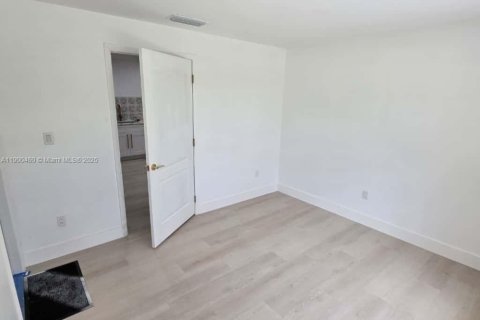 House in Plant City, Florida 5 bedrooms, 236.34 sq.m. № 2012142 - photo 14