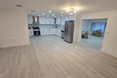 House in Plant City, Florida 5 bedrooms, 236.34 sq.m. № 2012142 - photo 9