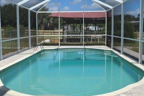 House in Plant City, Florida 5 bedrooms, 236.34 sq.m. № 2012142 - photo 26