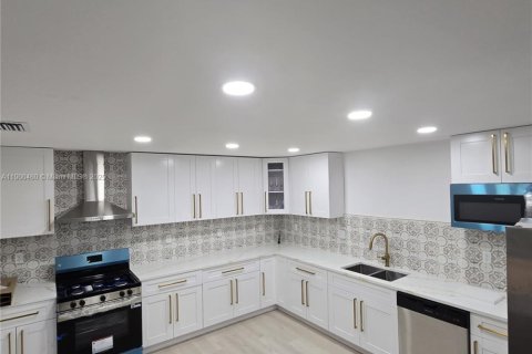 House in Plant City, Florida 5 bedrooms, 236.34 sq.m. № 2012142 - photo 8