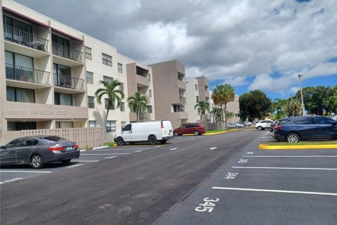 Condominio en alquiler en Miami, Florida, 2 dormitorios, 76.83 m2 № 2056725 - foto 2