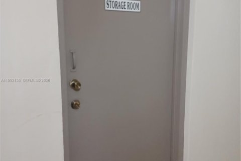 Condominio en alquiler en Miami, Florida, 2 dormitorios, 76.83 m2 № 2056725 - foto 4