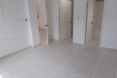 Condominio en alquiler en Miami, Florida, 2 dormitorios, 76.83 m2 № 2056725 - foto 11