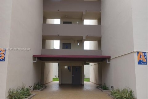 Condominio en alquiler en Miami, Florida, 2 dormitorios, 76.83 m2 № 2056725 - foto 3