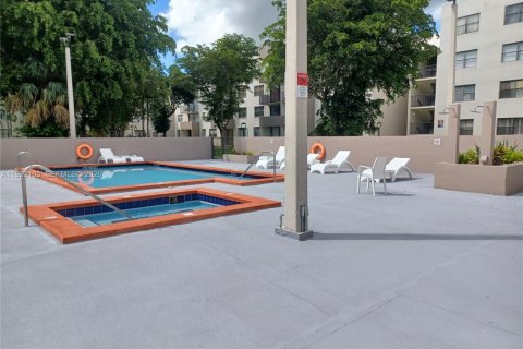 Condominio en alquiler en Miami, Florida, 2 dormitorios, 76.83 m2 № 2056725 - foto 20