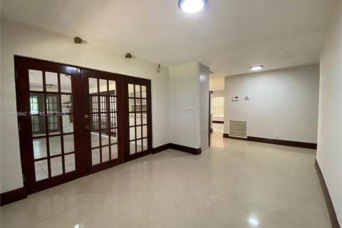 Villa ou maison à louer à Weston, Floride: 5 chambres, 282.42 m2 № 2085564 - photo 14