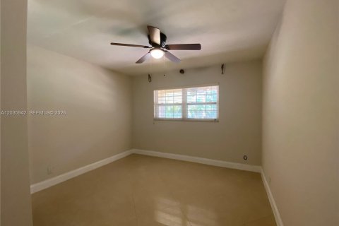 Villa ou maison à louer à Weston, Floride: 5 chambres, 282.42 m2 № 2085564 - photo 18