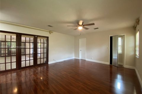 Villa ou maison à louer à Weston, Floride: 5 chambres, 282.42 m2 № 2085564 - photo 11