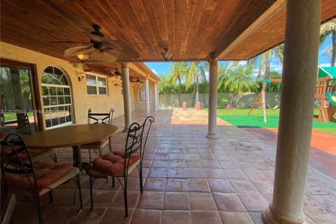Villa ou maison à louer à Weston, Floride: 5 chambres, 282.42 m2 № 2085564 - photo 23