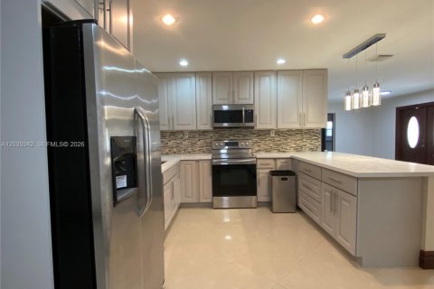 Villa ou maison à louer à Weston, Floride: 5 chambres, 282.42 m2 № 2085564 - photo 3