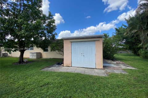 Villa ou maison à louer à Weston, Floride: 5 chambres, 282.42 m2 № 2085564 - photo 25