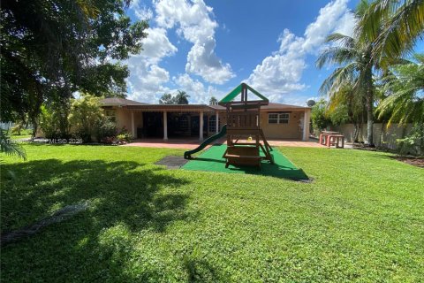 Villa ou maison à louer à Weston, Floride: 5 chambres, 282.42 m2 № 2085564 - photo 24