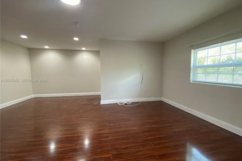 Villa ou maison à louer à Weston, Floride: 5 chambres, 282.42 m2 № 2085564 - photo 19