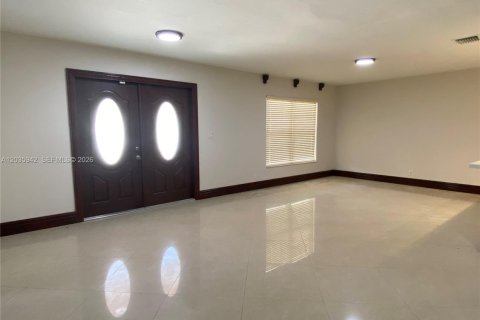 Villa ou maison à louer à Weston, Floride: 5 chambres, 282.42 m2 № 2085564 - photo 4