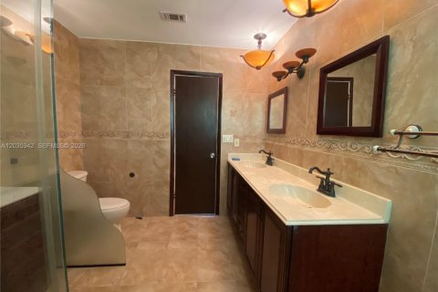 Villa ou maison à louer à Weston, Floride: 5 chambres, 282.42 m2 № 2085564 - photo 10