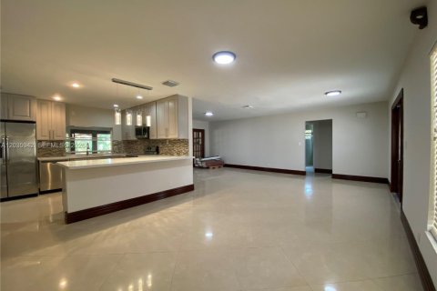Villa ou maison à louer à Weston, Floride: 5 chambres, 282.42 m2 № 2085564 - photo 2