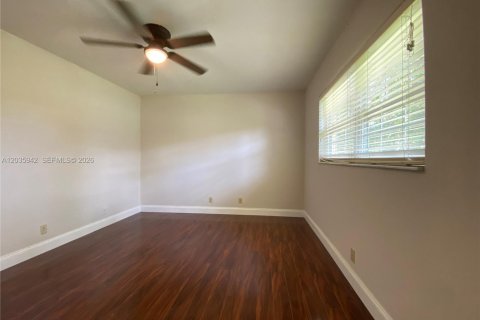 Villa ou maison à louer à Weston, Floride: 5 chambres, 282.42 m2 № 2085564 - photo 12