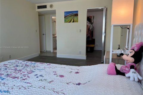 Condo in Miami Beach, Florida, 2 bedrooms  № 1877622 - photo 12