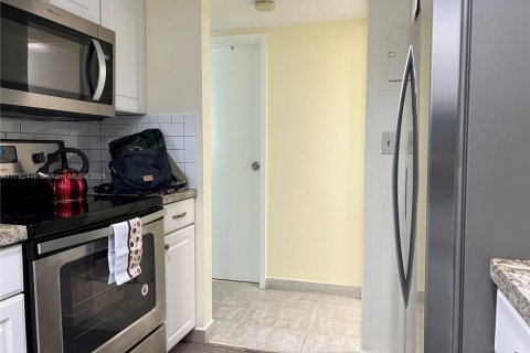Condo in Miami Beach, Florida, 2 bedrooms  № 1877622 - photo 3