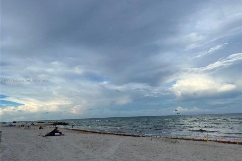 Condo in Miami Beach, Florida, 2 bedrooms  № 1877622 - photo 16