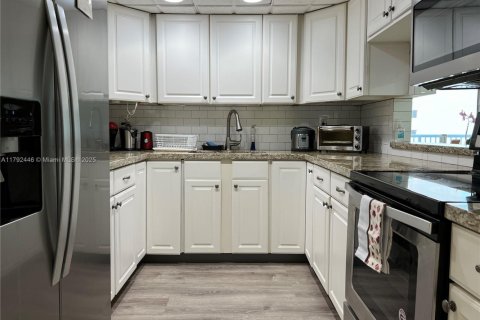 Condo in Miami Beach, Florida, 2 bedrooms  № 1877622 - photo 6