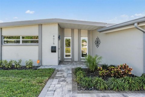 Casa en venta en Saint Petersburg, Florida, 4 dormitorios, 195.09 m2 № 1802931 - foto 1