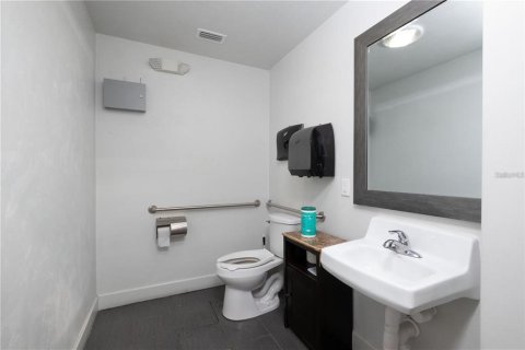 Propiedad comercial en venta en Gainesville, Florida, 398.55 m2 № 2312335 - foto 24