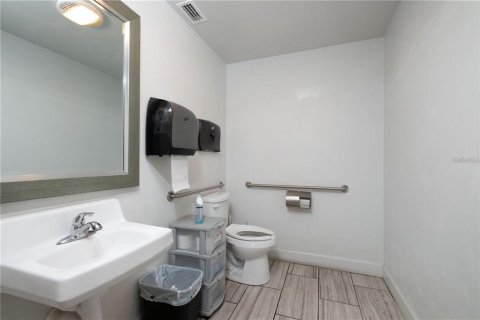 Propiedad comercial en venta en Gainesville, Florida, 398.55 m2 № 2312335 - foto 17