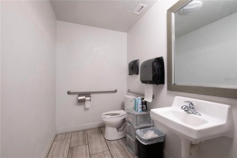 Propiedad comercial en venta en Gainesville, Florida, 398.55 m2 № 2312335 - foto 16