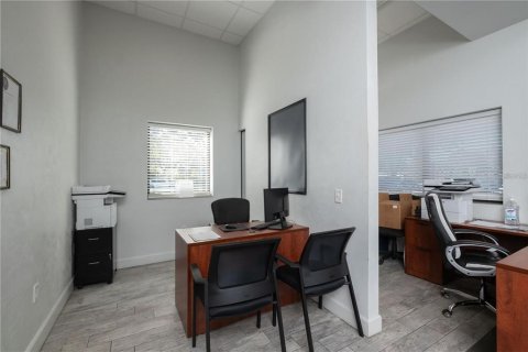 Propiedad comercial en venta en Gainesville, Florida, 398.55 m2 № 2312335 - foto 9