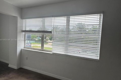 Снять в аренду кондоминиум в Норт-Бей-Виллидж, Флорида 1 спальня, 62.43м2, № 2006482 - фото 13