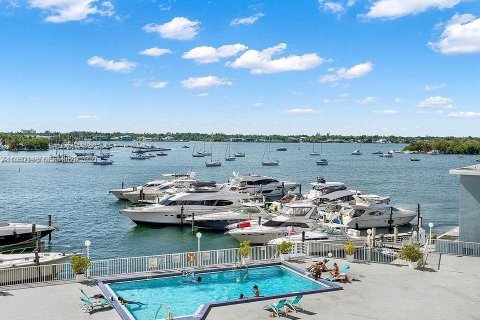 Condominio en North Bay Village, Florida, 1 dormitorio № 2006482